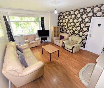 6 bedroom Flat in Otley Road, Leeds - Photo 3