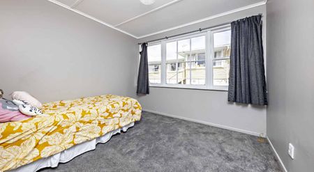 Available NOW!! 3 bedroom House! - Photo 2