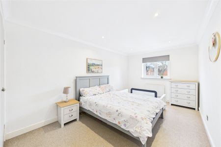 3 bedroom House in Southern Way, Farnborough - Photo 3