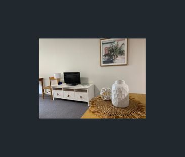 Contemporary beachside studio - furnished - Photo 1