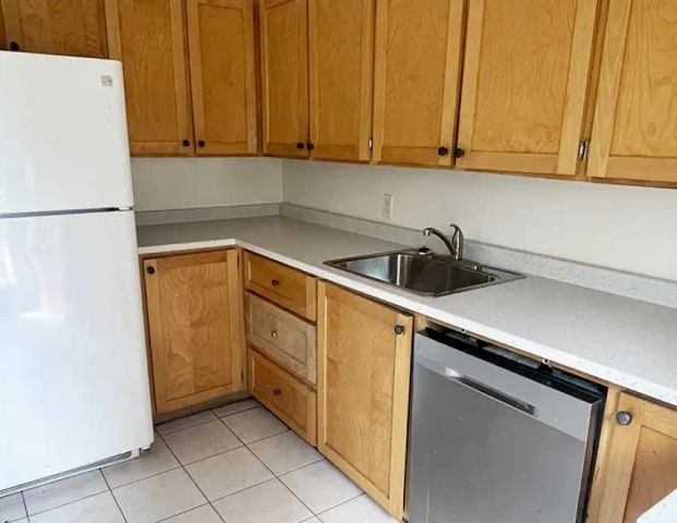 1477 Carlton Street — 6 Bedroom - Photo 1