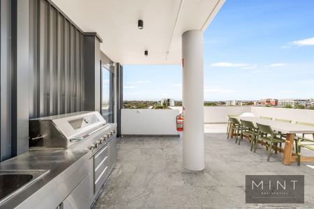 Furnished Designer Studio | Ground Floor | Next to Transport Hub | Available NOW!!! - Photo 4