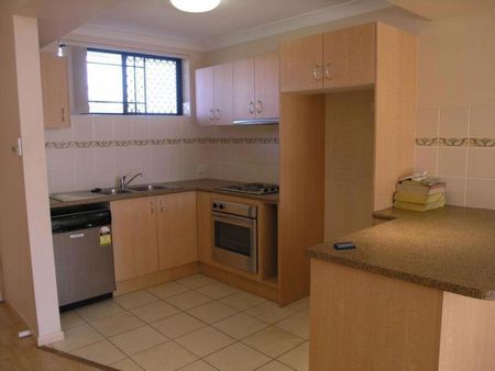 2/5 View Street, 4151, Coorparoo Qld - Photo 3