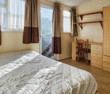 Room 3, Rosalind Close, Colchester - Photo 1