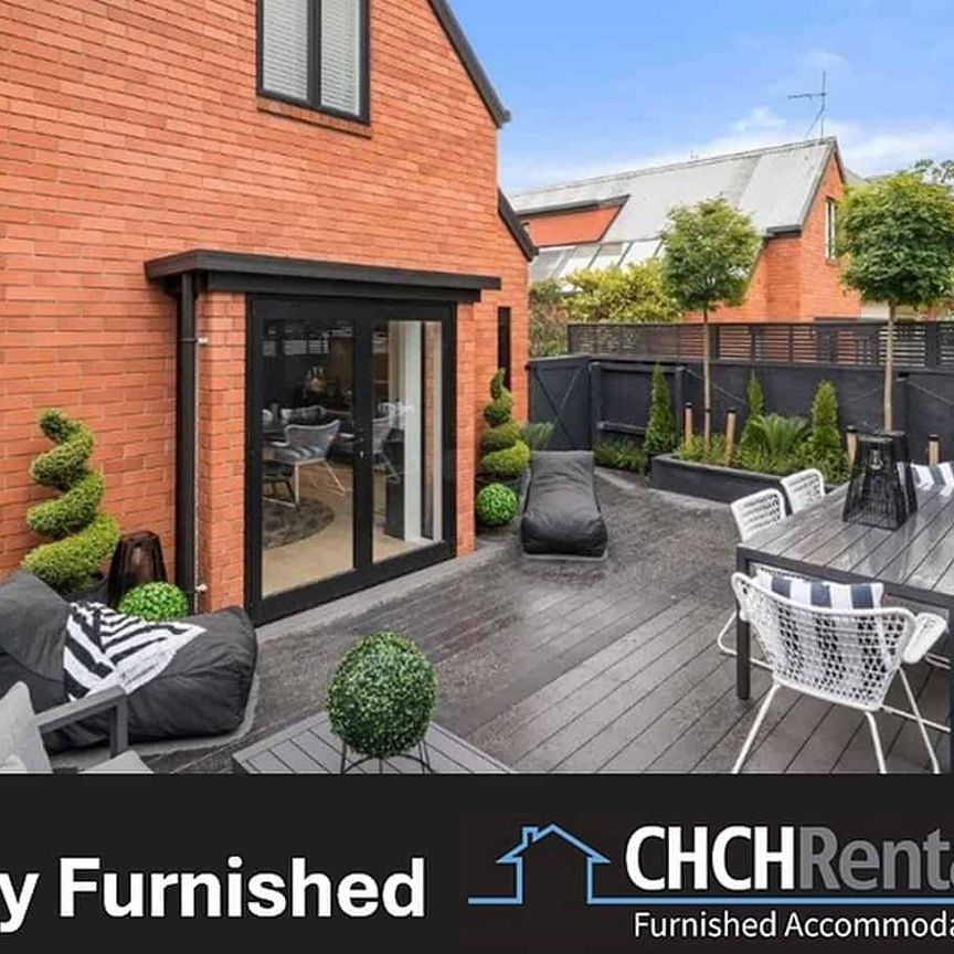 Stunning executive fully furnished standalone townhouse in prime location! - Photo 1