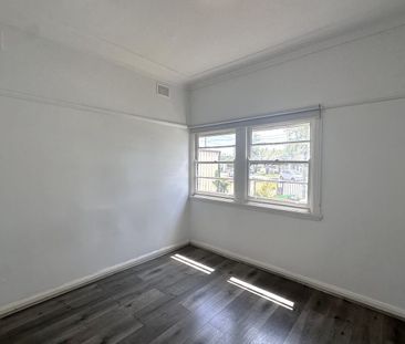 SPACIOUS THREE BEDROOM HOME IN A SOUGHT AFTER LOCATION - Photo 4