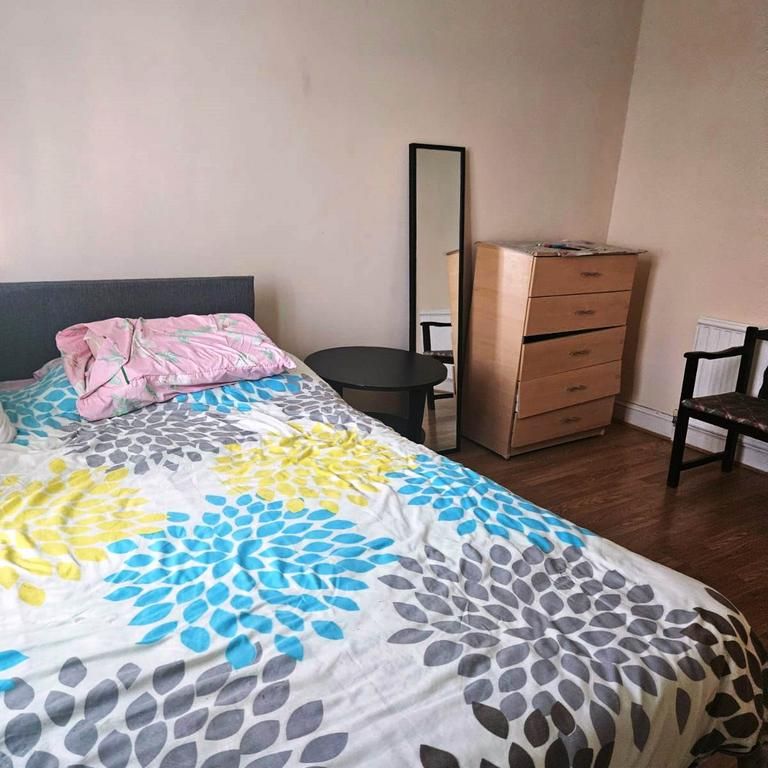 1 bedroom in a house share to rent - Photo 1