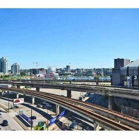 1-Bed 1-Bath Unit Large Den and View of Science World - Photo 3