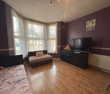 One bedroom Ground Floor Flat close to Ilford station- £1550 - Photo 5