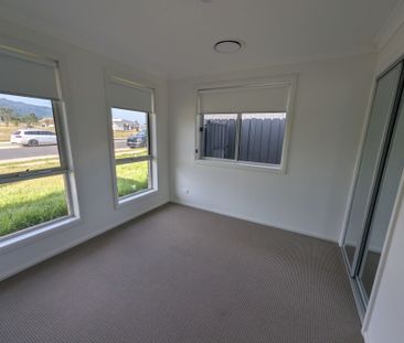 Modern 4 Bedroom Home - Photo 4