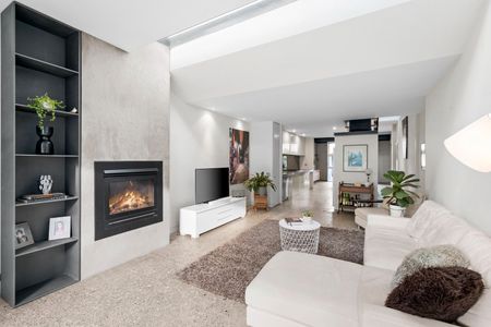 Position perfect with city views! - Photo 5