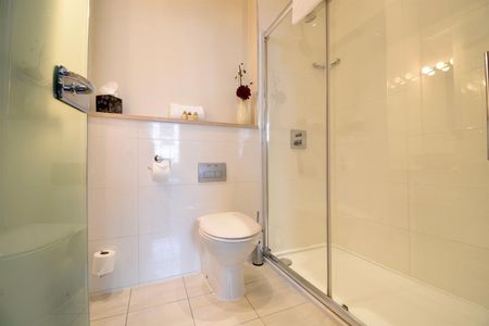 ROOM 3, Cinnabar Hotel, 88-89 Fore Street, SG14 - Photo 4