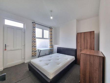 3 bedroom terraced house to rent - Photo 4