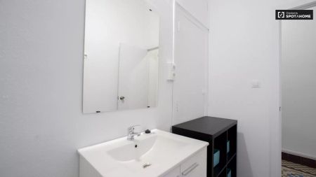 Room in a shared 10-bedroom apartment for rent in Sant Francesc - Photo 2