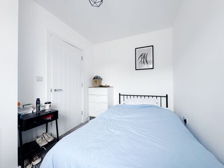 3 Bed Flat, Bath Road, BS4 - Photo 2