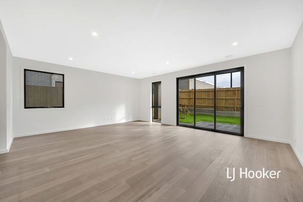 Stunning Luxury and Modern 5-Bedroom House for Lease! - Photo 1