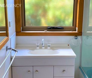 Tidy Three Bedroom Family Home - Photo 6