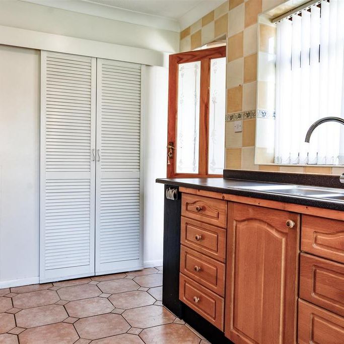 2 bedroom detached bungalow to rent - Photo 1