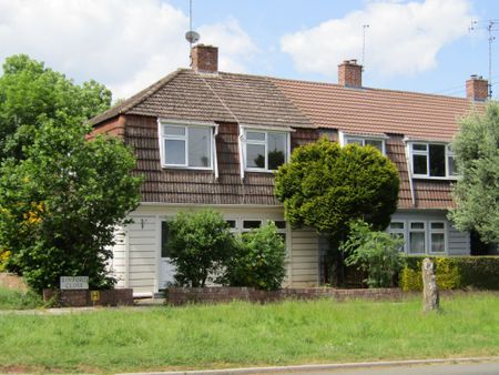 3 bed House - To Let - Photo 3