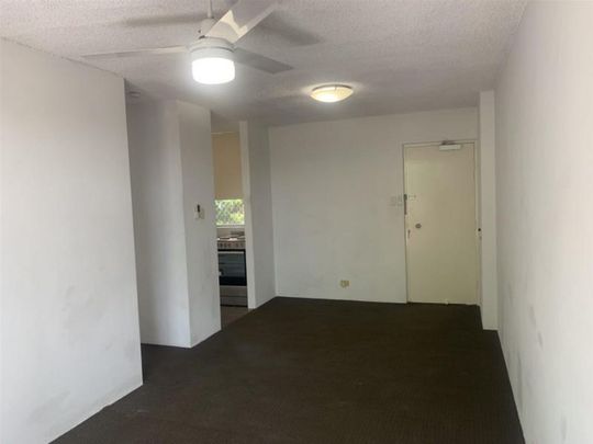 Spacious 2 Bedroom Unit - Walking distance to UQ - Photo 1