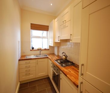 2 bed flat to rent in Burnaby Road, Bournemouth, BH4 - Photo 4