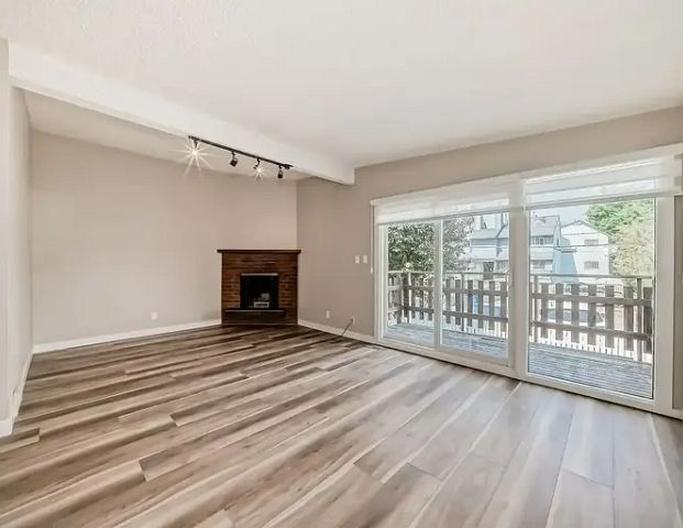 Newly Renovated 2 Bedroom + 1.5 Bath in Innercity Crescent Heights Calgary DT | 4 - 122 12 Avenue Northeast, Calgary - Photo 1