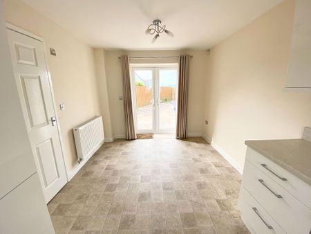 4 bedroom semi-detached house to rent - Photo 2