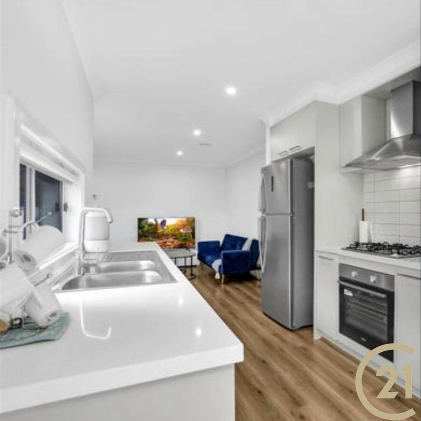 Modern Fully Upgraded Family Home – Prime Location & Ultimate Convenience - Photo 1