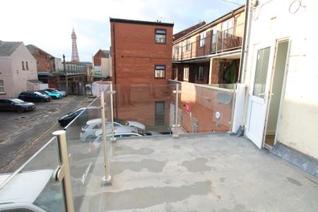 To Let 1 Bed Flat - Photo 4