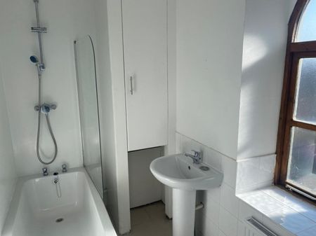 2 bed Apartment - To Let - Photo 5