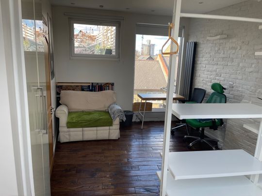 Room in a Shared House, Knoll Road, SW18 - Photo 1