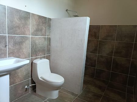 Casa de 3 recámaras, con alberca, sala de TV y estudio en Real Montejo. - Photo 2