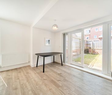 4 bedroom terraced house to rent - Photo 2