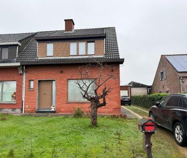 Rustig gelegen half open bebouwing met 3 slaapkamers, garage en tuin. - Photo 1