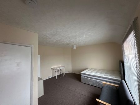 3 Bed Flat, University Area Available Now, RG6 - Photo 3