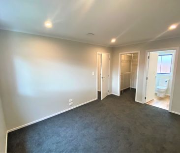 MODERN TOWNHOUSE WITH A RENT REBATE OF $600 FOR 4 WEEKS! - Photo 2