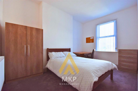 5 bedroom end of terrace house to rent - Photo 2