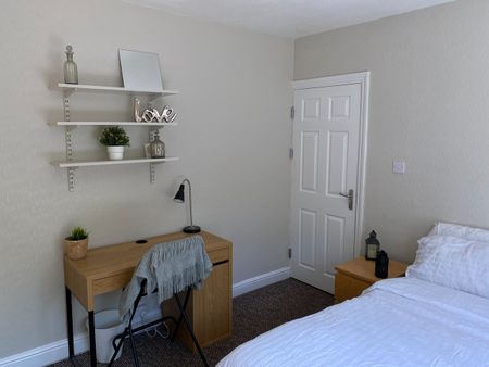 Room in a Shared House, Winifred Avenue, CV5 - Photo 2