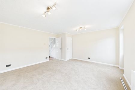 3 bedroom House in Millins Close, Sandhurst - Photo 4