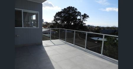 Modern 4-Bedroom Townhouse With Stunning Views - Photo 2