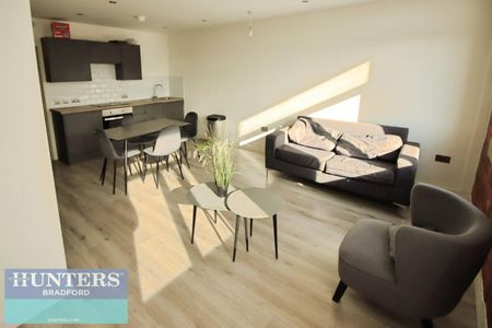 2 bedroom Flat To Let - Photo 2