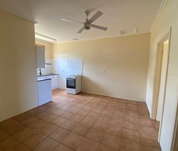 NEAT 3 Bedroom family home - Photo 2