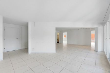 Central family apartment with two balconies - Photo 2