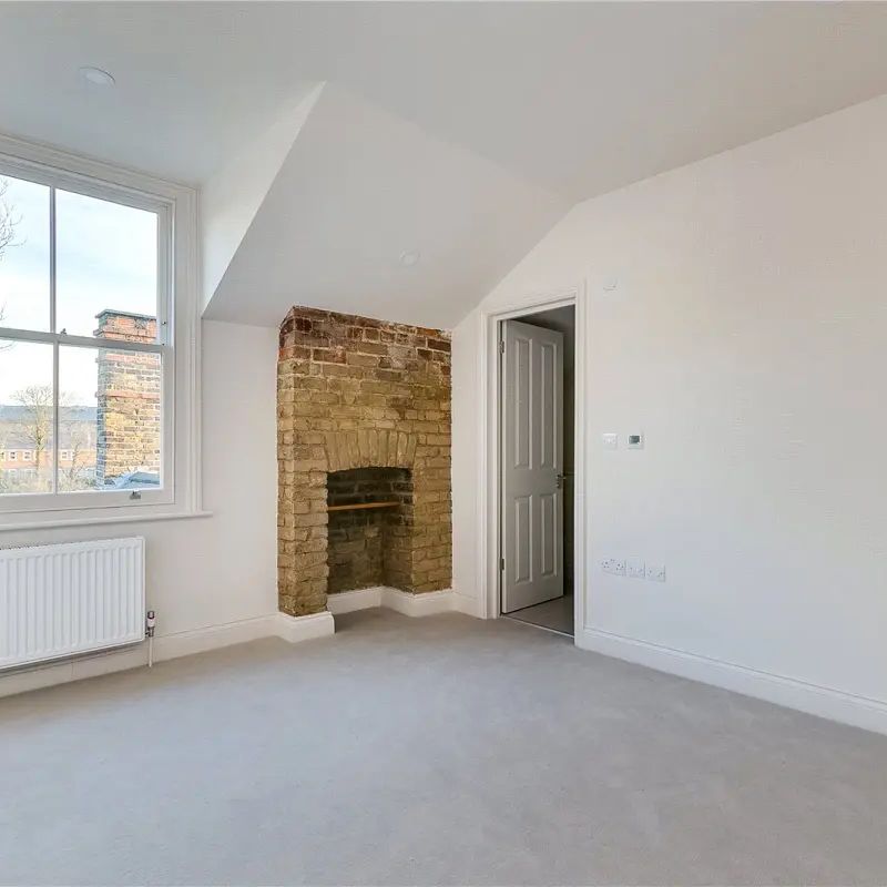 2 bedroom flat in London - Photo 2