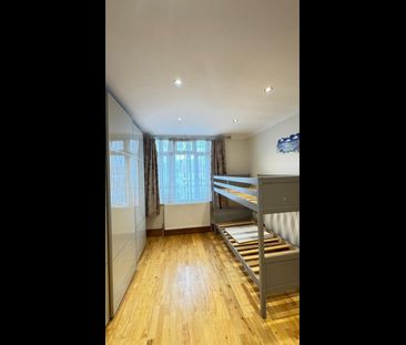 5 Bed Terraced House, Manor Road, IG11 - Photo 3