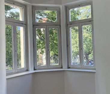 großzügige, helle und freundliche Einraumwohnung in ruhiger und bel... - Photo 1