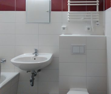 Gemütliche 2-Raum-Wohnung mit Aufzug, Badewanne und Balkon - Photo 1