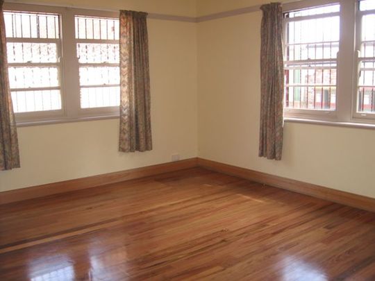 Polished floorboards - small friendly block! - Photo 1