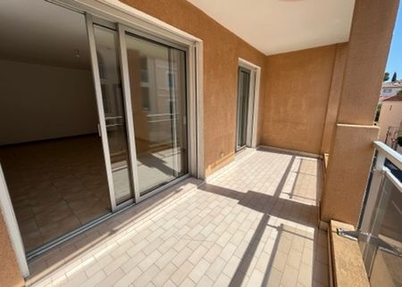 Location Appartement 2 pièces 47m² SANARY SUR MER 83110 - Photo 5