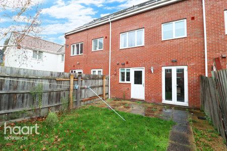 1 bedroom in a house share to rent - Photo 4